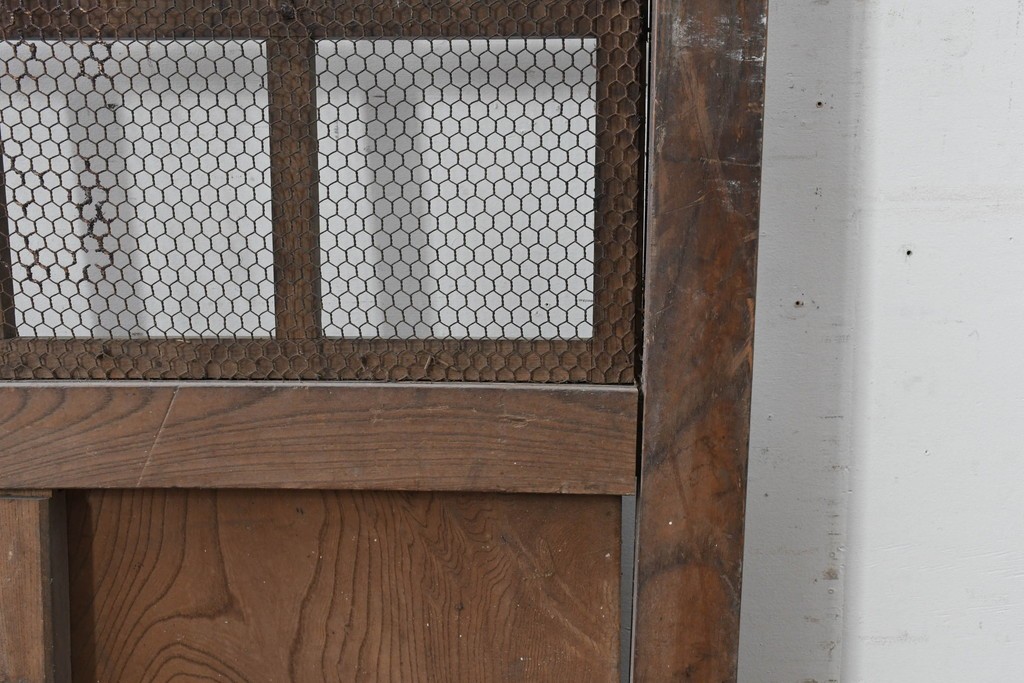 アンティーク建具　明治から大正期　欅(ケヤキ)材　金網入りのきつね格子蔵戸1枚　※反り有り　(R-086509)