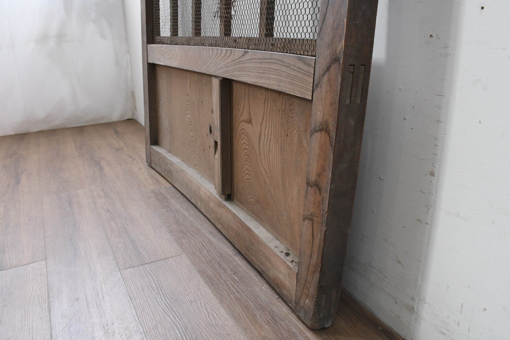 アンティーク建具　明治から大正期　欅(ケヤキ)材　金網入りのきつね格子蔵戸1枚　※反り有り　(R-086509)