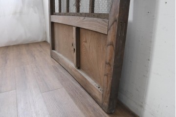 アンティーク建具　明治から大正期　欅(ケヤキ)材　金網入りのきつね格子蔵戸1枚　※反り有り　(R-086509)