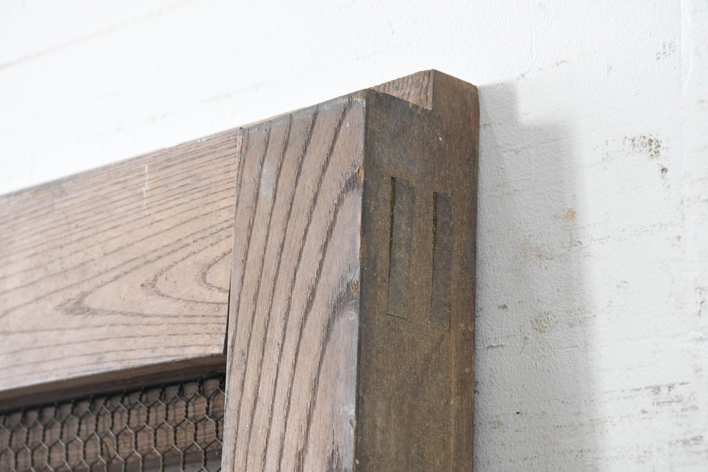 アンティーク建具　明治から大正期　欅(ケヤキ)材　金網入りのきつね格子蔵戸1枚　※反り有り　(R-086509)