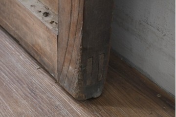 アンティーク建具　明治から大正期　欅(ケヤキ)材　金網入りのきつね格子蔵戸1枚　※反り有り　(R-086509)