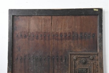 アンティーク建具　明治期　彫刻入りの特大金具が目を惹く庄内蔵戸1枚　(R-086510)