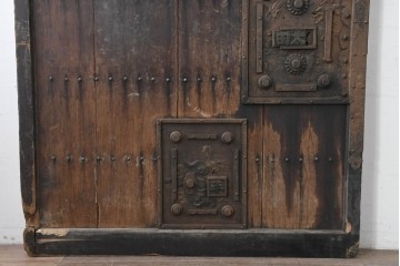 アンティーク建具　明治期　彫刻入りの特大金具が目を惹く庄内蔵戸1枚　(R-086510)