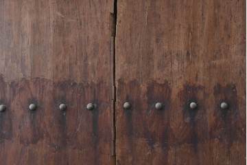 アンティーク建具　明治期　彫刻入りの特大金具が目を惹く庄内蔵戸1枚　(R-086510)