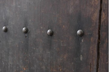 アンティーク建具　明治期　彫刻入りの特大金具が目を惹く庄内蔵戸1枚　(R-086510)
