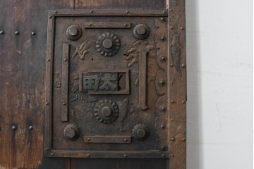 アンティーク建具　明治期　彫刻入りの特大金具が目を惹く庄内蔵戸1枚　(R-086510)