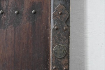 アンティーク建具　明治期　彫刻入りの特大金具が目を惹く庄内蔵戸1枚　(R-086510)