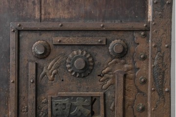 アンティーク建具　明治期　彫刻入りの特大金具が目を惹く庄内蔵戸1枚　(R-086510)