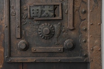 アンティーク建具　明治期　彫刻入りの特大金具が目を惹く庄内蔵戸1枚　(R-086510)