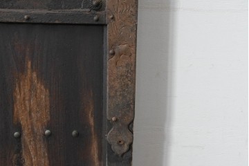 アンティーク建具　明治期　彫刻入りの特大金具が目を惹く庄内蔵戸1枚　(R-086510)