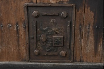 アンティーク建具　明治期　彫刻入りの特大金具が目を惹く庄内蔵戸1枚　(R-086510)