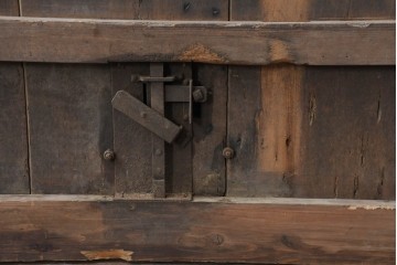 アンティーク建具　明治期　彫刻入りの特大金具が目を惹く庄内蔵戸1枚　(R-086510)