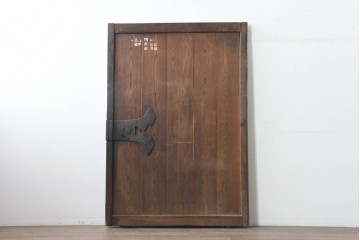 アンティーク建具　明治から大正期　欅(ケヤキ)材・栗(クリ)材　落ち着いた木味に八双金具が映える蔵戸1枚　(R-086511)