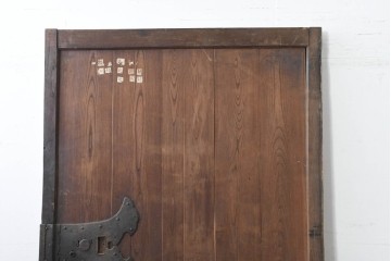 アンティーク建具　明治から大正期　欅(ケヤキ)材・栗(クリ)材　落ち着いた木味に八双金具が映える蔵戸1枚　(R-086511)