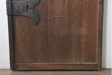 アンティーク建具　明治から大正期　欅(ケヤキ)材・栗(クリ)材　落ち着いた木味に八双金具が映える蔵戸1枚　(R-086511)