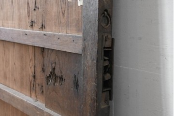 アンティーク建具　明治から大正期　欅(ケヤキ)材・栗(クリ)材　落ち着いた木味に八双金具が映える蔵戸1枚　(R-086511)