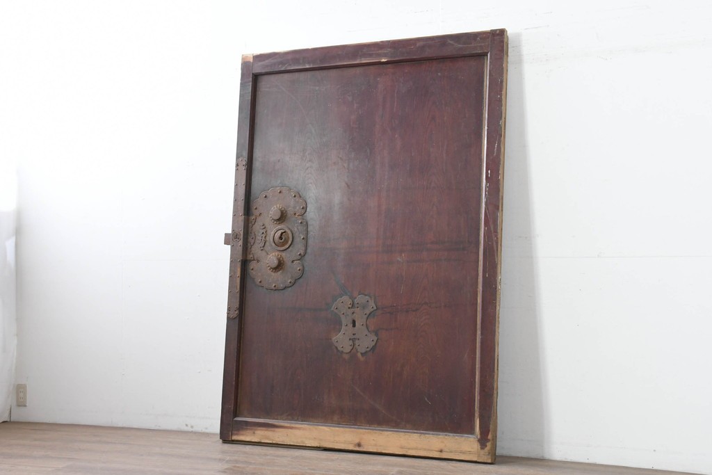 アンティーク建具　明治から大正期　檜(ヒノキ)材・欅(ケヤキ)材　立派な金具と深みのある色合いが重厚感を引き立てる庄内蔵戸1枚　(R-086512)