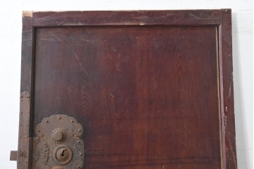 アンティーク建具　明治から大正期　檜(ヒノキ)材・欅(ケヤキ)材　立派な金具と深みのある色合いが重厚感を引き立てる庄内蔵戸1枚　(R-086512)