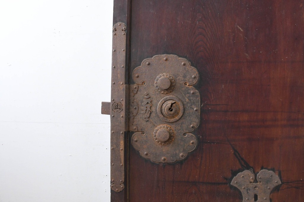 アンティーク建具　明治から大正期　檜(ヒノキ)材・欅(ケヤキ)材　立派な金具と深みのある色合いが重厚感を引き立てる庄内蔵戸1枚　(R-086512)