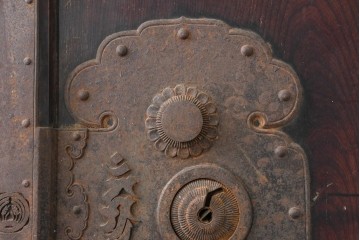アンティーク建具　明治から大正期　檜(ヒノキ)材・欅(ケヤキ)材　立派な金具と深みのある色合いが重厚感を引き立てる庄内蔵戸1枚　(R-086512)