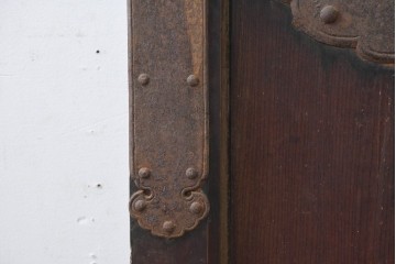 アンティーク建具　明治から大正期　檜(ヒノキ)材・欅(ケヤキ)材　立派な金具と深みのある色合いが重厚感を引き立てる庄内蔵戸1枚　(R-086512)