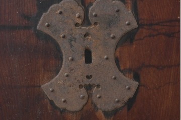 アンティーク建具　明治から大正期　檜(ヒノキ)材・欅(ケヤキ)材　立派な金具と深みのある色合いが重厚感を引き立てる庄内蔵戸1枚　(R-086512)