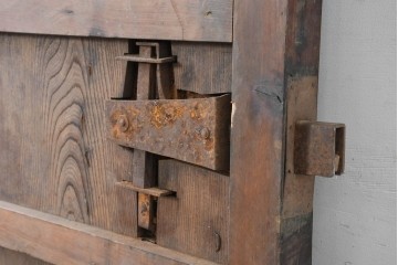 アンティーク建具　明治から大正期　檜(ヒノキ)材・欅(ケヤキ)材　立派な金具と深みのある色合いが重厚感を引き立てる庄内蔵戸1枚　(R-086512)