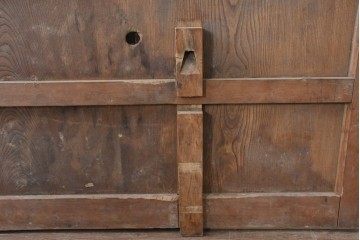 アンティーク建具　明治から大正期　檜(ヒノキ)材・欅(ケヤキ)材　立派な金具と深みのある色合いが重厚感を引き立てる庄内蔵戸1枚　(R-086512)