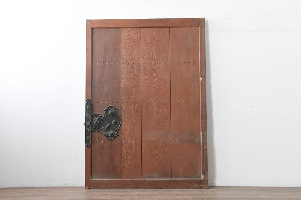 アンティーク建具　昭和初期から中期　栗(クリ)材の木目と金色の鋲打ちデザインが上品な蔵戸1枚　(R-086513)