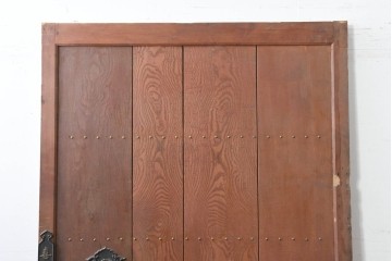 アンティーク建具　昭和初期から中期　栗(クリ)材の木目と金色の鋲打ちデザインが上品な蔵戸1枚　(R-086513)