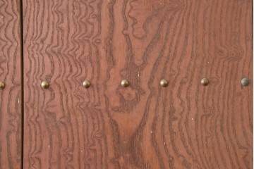 アンティーク建具　昭和初期から中期　栗(クリ)材の木目と金色の鋲打ちデザインが上品な蔵戸1枚　(R-086513)