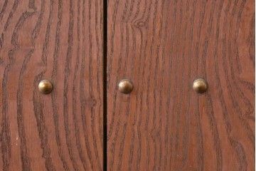 アンティーク建具　昭和初期から中期　栗(クリ)材の木目と金色の鋲打ちデザインが上品な蔵戸1枚　(R-086513)