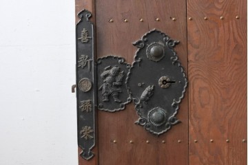 アンティーク建具　昭和初期から中期　栗(クリ)材の木目と金色の鋲打ちデザインが上品な蔵戸1枚　(R-086513)