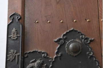 アンティーク建具　昭和初期から中期　栗(クリ)材の木目と金色の鋲打ちデザインが上品な蔵戸1枚　(R-086513)