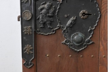 アンティーク建具　昭和初期から中期　栗(クリ)材の木目と金色の鋲打ちデザインが上品な蔵戸1枚　(R-086513)