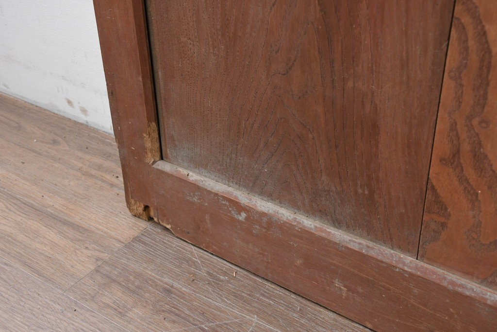 アンティーク建具　昭和初期から中期　栗(クリ)材の木目と金色の鋲打ちデザインが上品な蔵戸1枚　(R-086513)