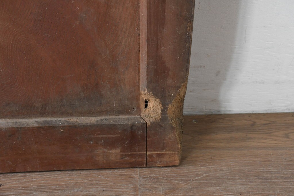 アンティーク建具　昭和初期から中期　栗(クリ)材の木目と金色の鋲打ちデザインが上品な蔵戸1枚　(R-086513)