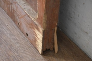 アンティーク建具　昭和初期から中期　栗(クリ)材の木目と金色の鋲打ちデザインが上品な蔵戸1枚　(R-086513)