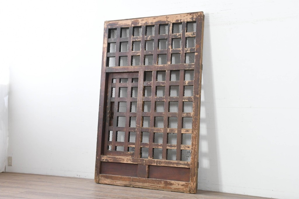 アンティーク建具　明治から大正期　歳月を感じる風格の金網入り格子くぐり戸1枚　(R-086515)