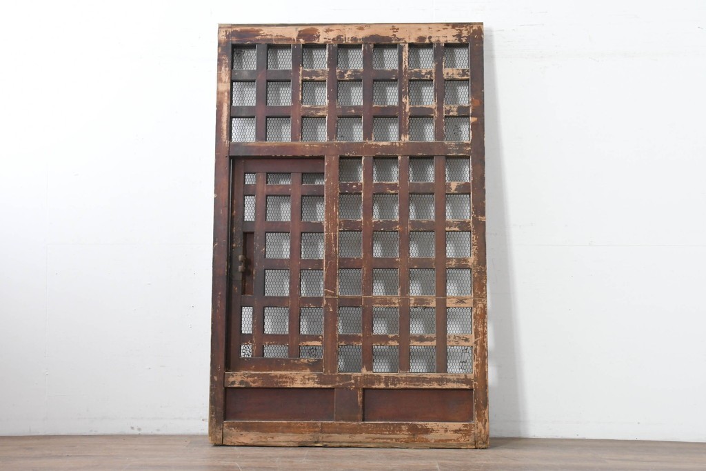 アンティーク建具　明治から大正期　歳月を感じる風格の金網入り格子くぐり戸1枚　(R-086515)