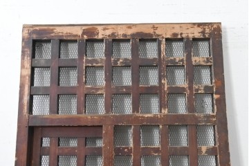 アンティーク建具　明治から大正期　歳月を感じる風格の金網入り格子くぐり戸1枚　(R-086515)