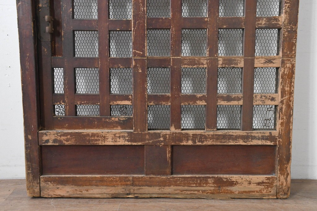 アンティーク建具　明治から大正期　歳月を感じる風格の金網入り格子くぐり戸1枚　(R-086515)