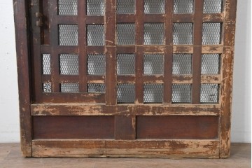 アンティーク建具　明治から大正期　歳月を感じる風格の金網入り格子くぐり戸1枚　(R-086515)