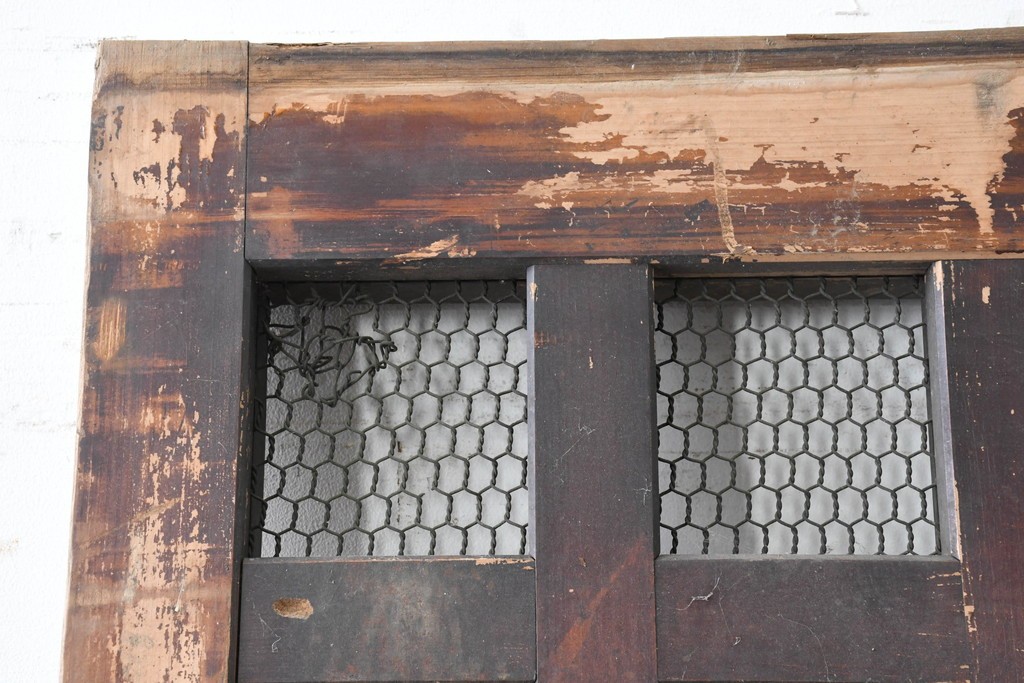 アンティーク建具　明治から大正期　歳月を感じる風格の金網入り格子くぐり戸1枚　(R-086515)