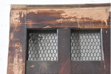 アンティーク建具　明治から大正期　歳月を感じる風格の金網入り格子くぐり戸1枚　(R-086515)