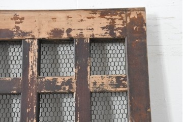 アンティーク建具　明治から大正期　歳月を感じる風格の金網入り格子くぐり戸1枚　(R-086515)