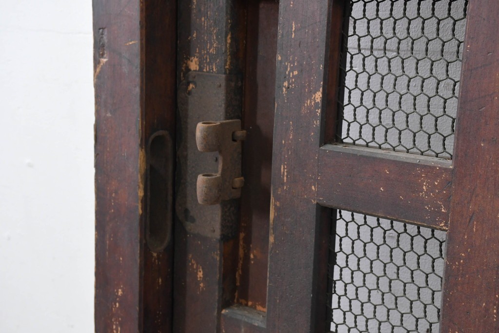 アンティーク建具　明治から大正期　歳月を感じる風格の金網入り格子くぐり戸1枚　(R-086515)