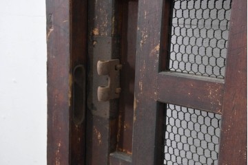 アンティーク建具　明治から大正期　歳月を感じる風格の金網入り格子くぐり戸1枚　(R-086515)