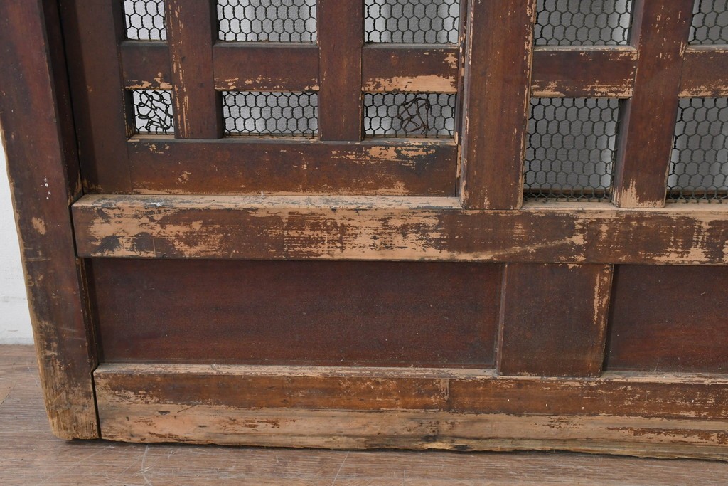 アンティーク建具　明治から大正期　歳月を感じる風格の金網入り格子くぐり戸1枚　(R-086515)