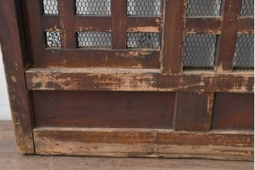 アンティーク建具　明治から大正期　歳月を感じる風格の金網入り格子くぐり戸1枚　(R-086515)